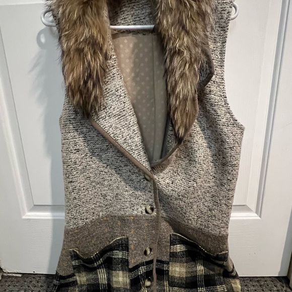 Size S. - Picture 3 of 3